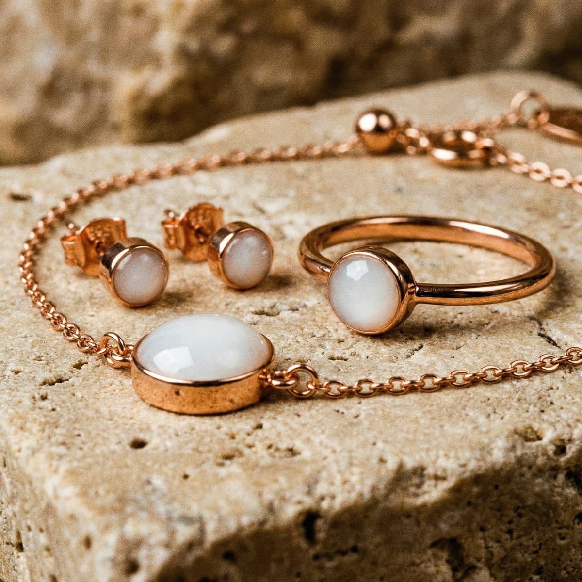Set di gioielli in oro rosa con bracciale a catena, anello e orecchini con cabochon bianco effetto latte, realizzato con kit bracciale latte materno su pietra naturale.